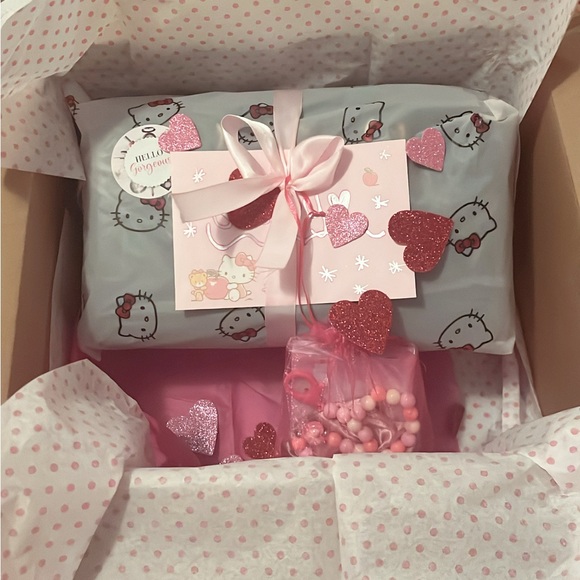 How I wrap up your items 💖 - Picture 11 of 12